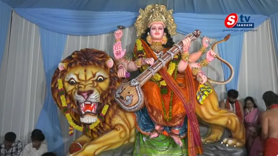 దేవి నవరాత్రి ఉత్సవాల్లో గోంగుల నవీన్ అండ్ టీమ్ సేవలు.. భక్తిశ్రద్ధలతో అమ్మవారి పూజలు!
